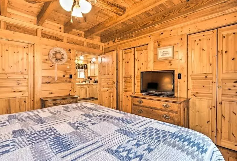 Creekside Sevierville Cabin: Game Room & Hot Tub!