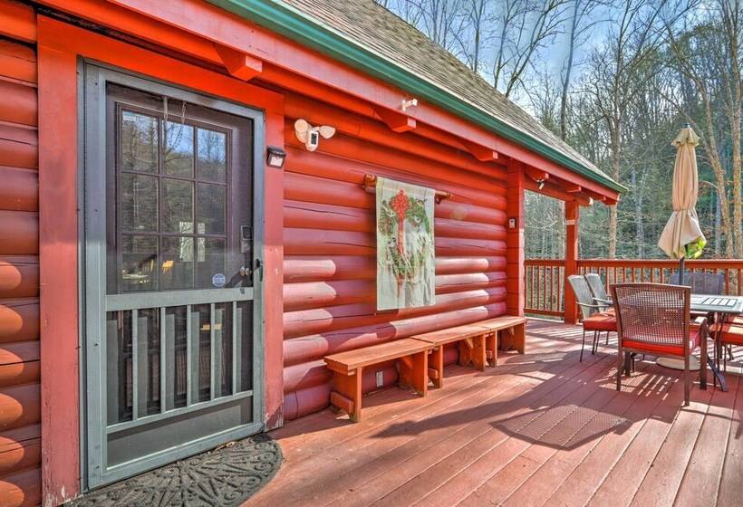 Creekside Sevierville Cabin: Game Room & Hot Tub!