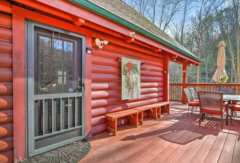 Creekside Sevierville Cabin: Game Room & Hot Tub!