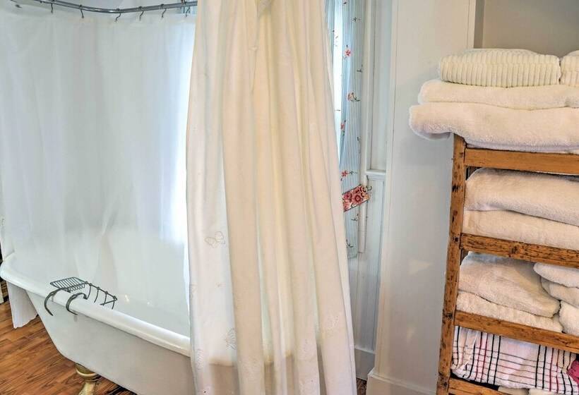 Dainty New Preston Cottage W/ Dock & Lake Views!