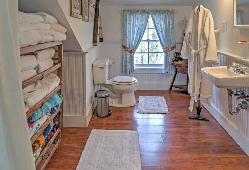 Dainty New Preston Cottage W/ Dock & Lake Views!