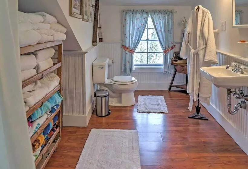 Dainty New Preston Cottage W/ Dock & Lake Views!