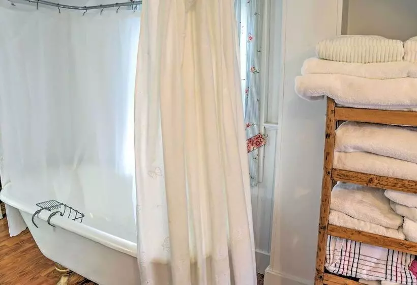 Dainty New Preston Cottage W/ Dock & Lake Views!