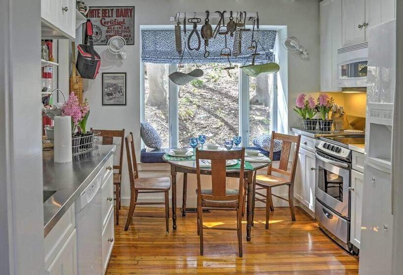 Dainty New Preston Cottage W/ Dock & Lake Views!