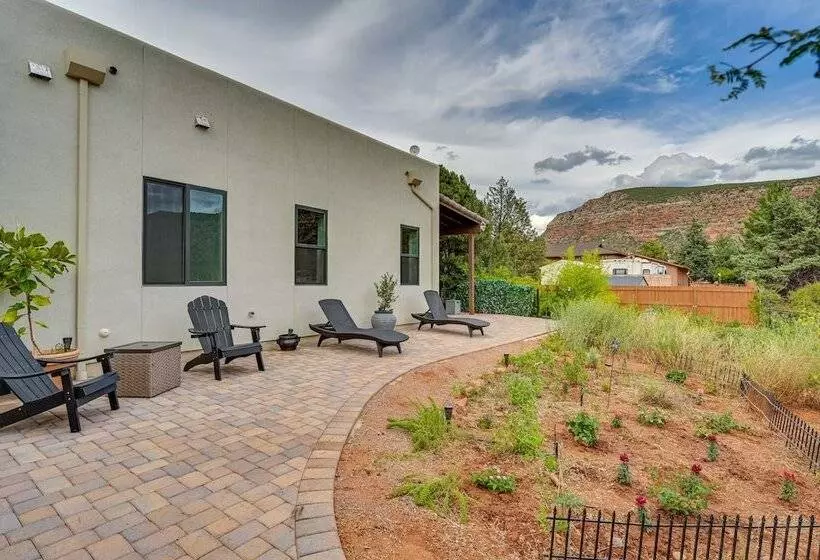 Sedona Retreat W/ Patio, Bar & Swim Spa!