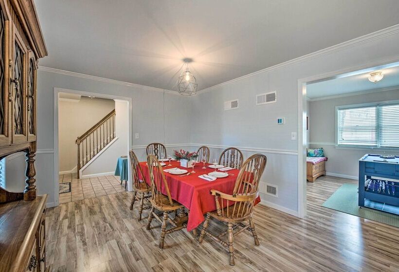 East Earl Retreat W/ Hot Tub < 4 Mi To Town!