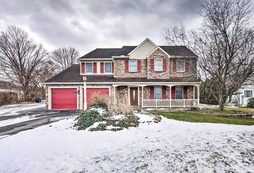 East Earl Retreat W/ Hot Tub < 4 Mi To Town!