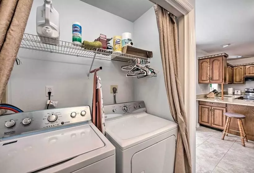 East Earl Retreat W/ Hot Tub < 4 Mi To Town!