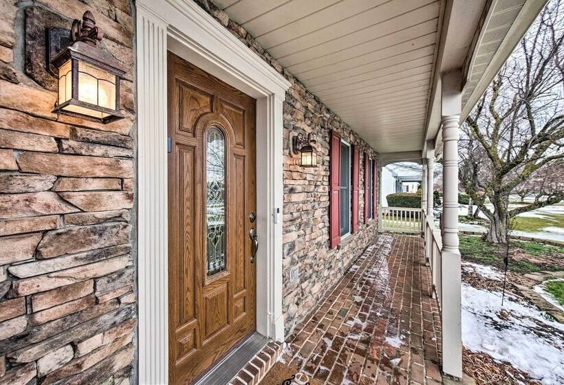 East Earl Retreat W/ Hot Tub < 4 Mi To Town!