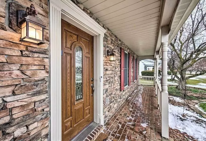 East Earl Retreat W/ Hot Tub < 4 Mi To Town!