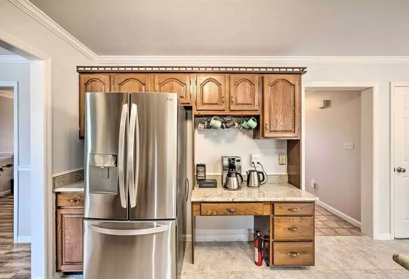 East Earl Retreat W/ Hot Tub < 4 Mi To Town!