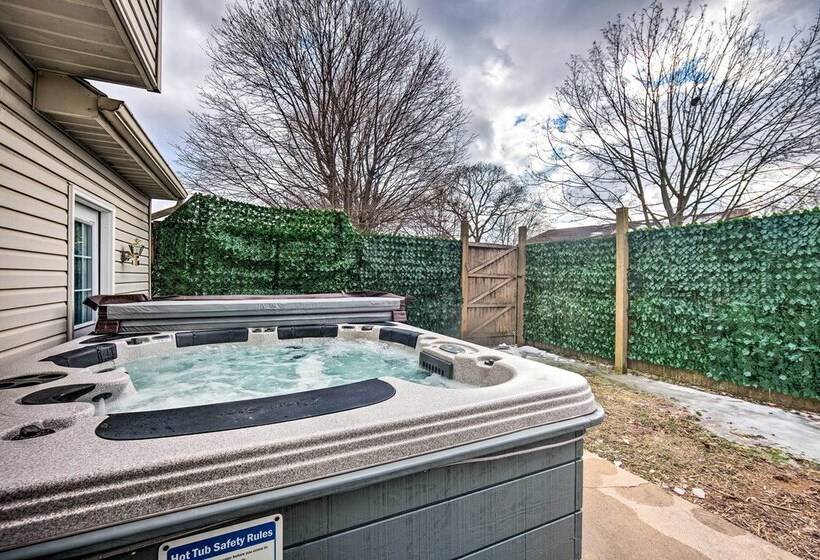 East Earl Retreat W/ Hot Tub < 4 Mi To Town!