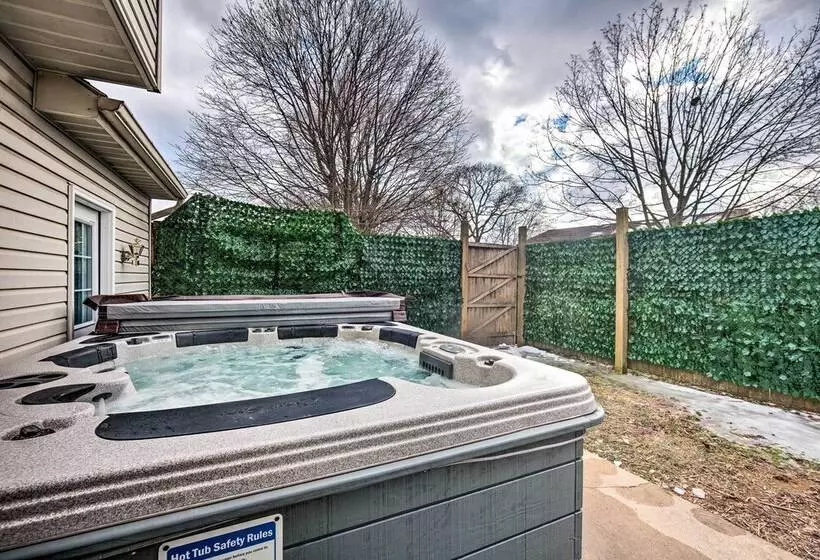 East Earl Retreat W/ Hot Tub < 4 Mi To Town!
