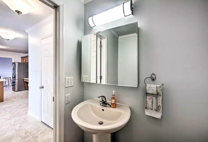 East Earl Retreat W/ Hot Tub < 4 Mi To Town!