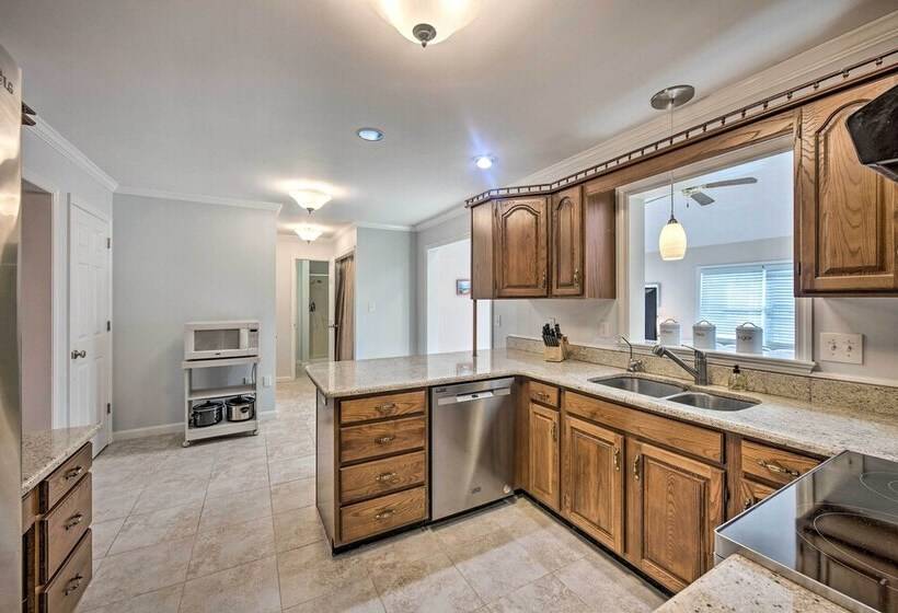 East Earl Retreat W/ Hot Tub < 4 Mi To Town!