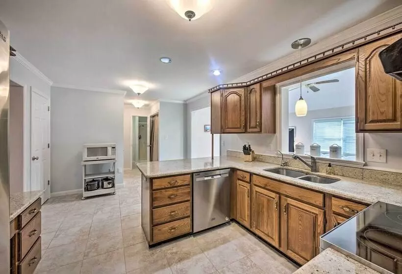 East Earl Retreat W/ Hot Tub < 4 Mi To Town!