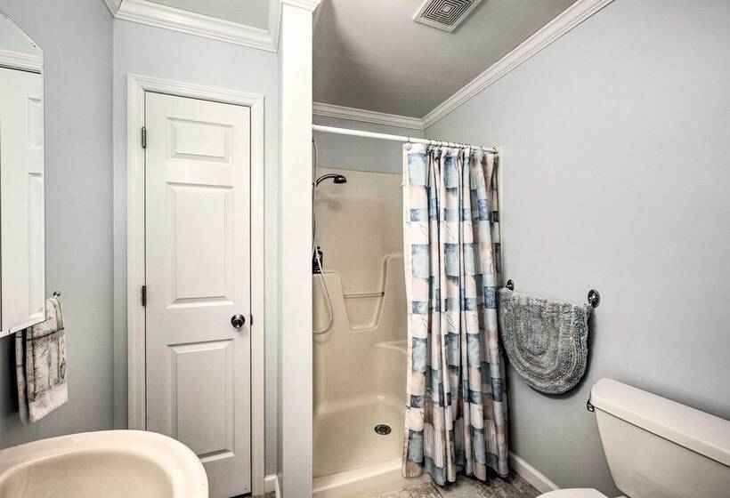 East Earl Retreat W/ Hot Tub < 4 Mi To Town!