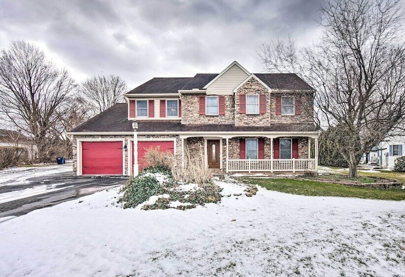 East Earl Retreat W/ Hot Tub < 4 Mi To Town!