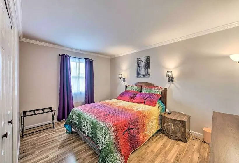 East Earl Retreat W/ Hot Tub < 4 Mi To Town!