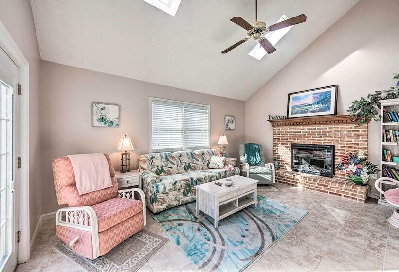 East Earl Retreat W/ Hot Tub < 4 Mi To Town!