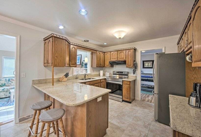 East Earl Retreat W/ Hot Tub < 4 Mi To Town!