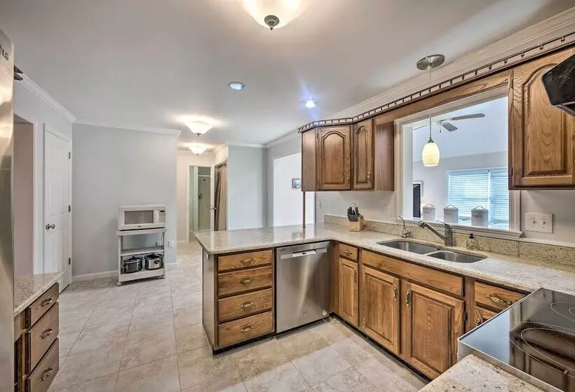 East Earl Retreat W/ Hot Tub < 4 Mi To Town!