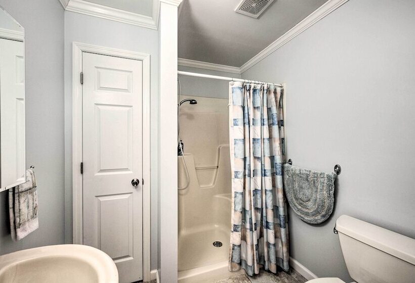 East Earl Retreat W/ Hot Tub < 4 Mi To Town!