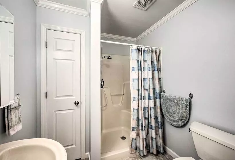 East Earl Retreat W/ Hot Tub < 4 Mi To Town!