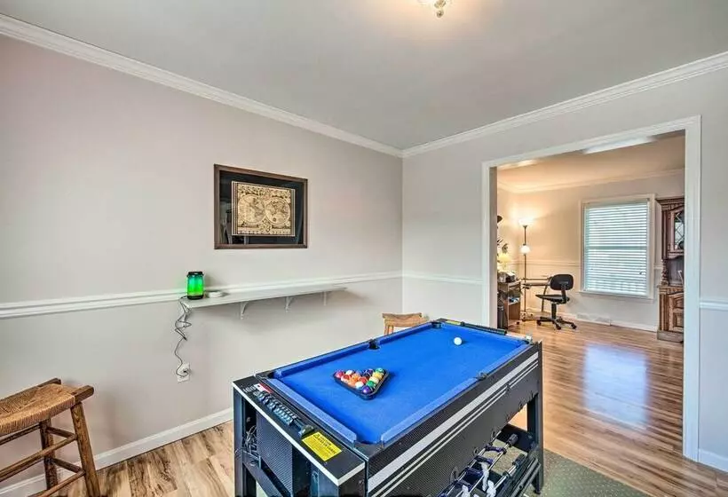 East Earl Retreat W/ Hot Tub < 4 Mi To Town!