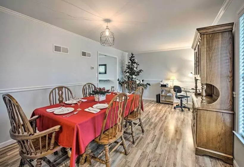 East Earl Retreat W/ Hot Tub < 4 Mi To Town!