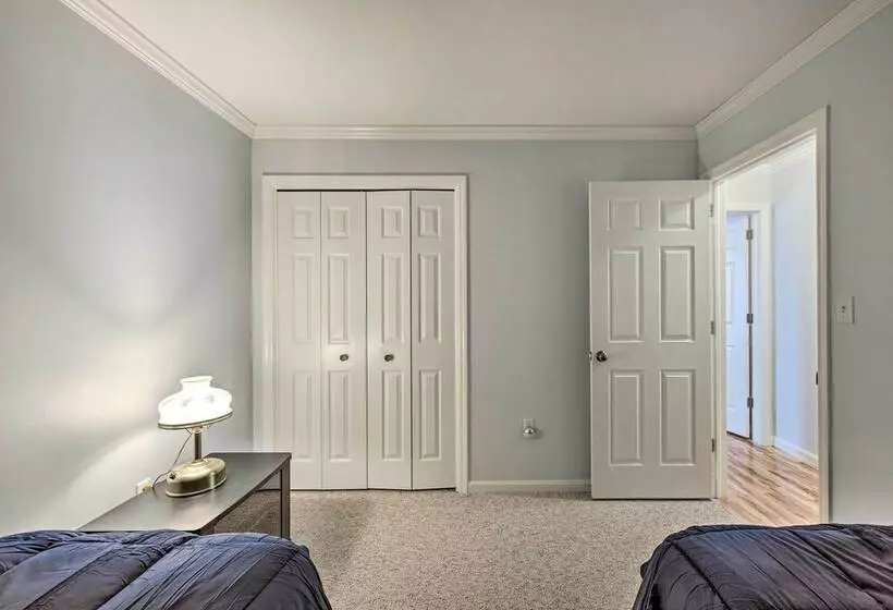 East Earl Retreat W/ Hot Tub < 4 Mi To Town!