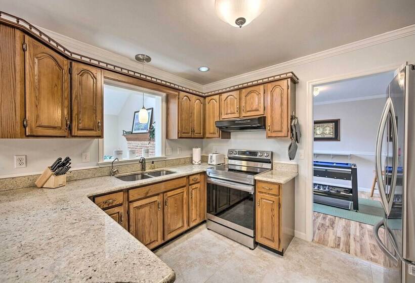 East Earl Retreat W/ Hot Tub < 4 Mi To Town!