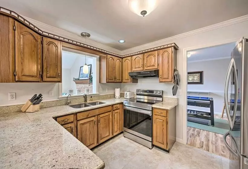 East Earl Retreat W/ Hot Tub < 4 Mi To Town!