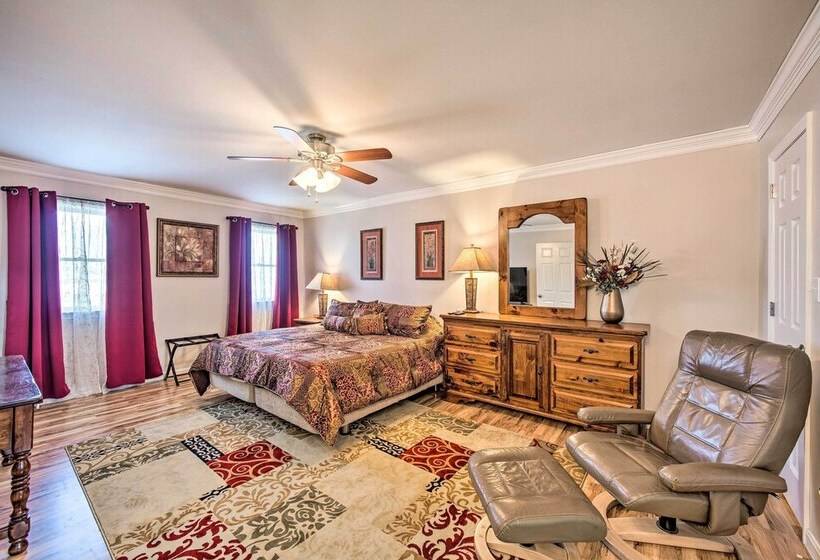 East Earl Retreat W/ Hot Tub < 4 Mi To Town!