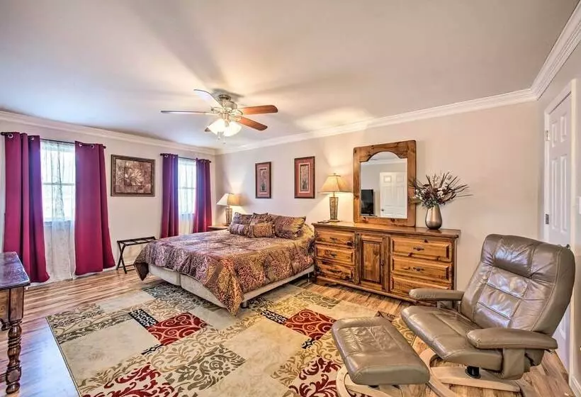 East Earl Retreat W/ Hot Tub < 4 Mi To Town!