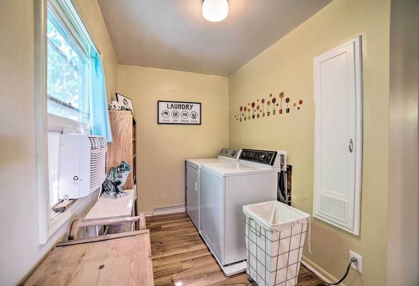 Idaho Falls Farmhouse ~ 11 Mi To Downtown!