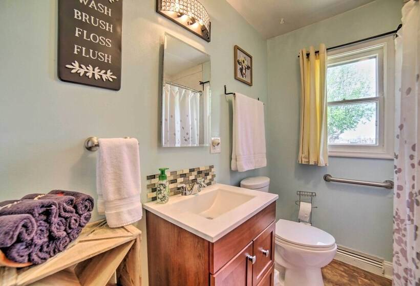 Idaho Falls Farmhouse ~ 11 Mi To Downtown!