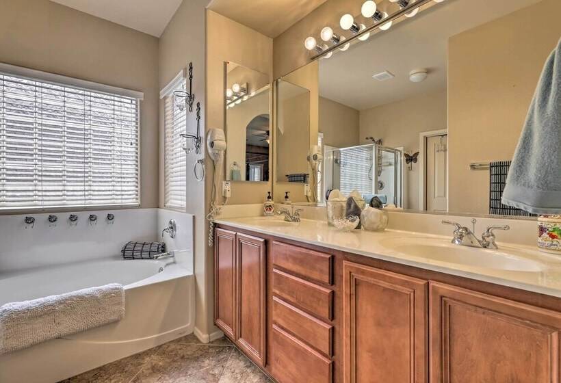 Maricopa Desert Oasis: Fenced Yard W/ Hot Tub