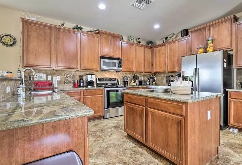 Maricopa Desert Oasis: Fenced Yard W/ Hot Tub
