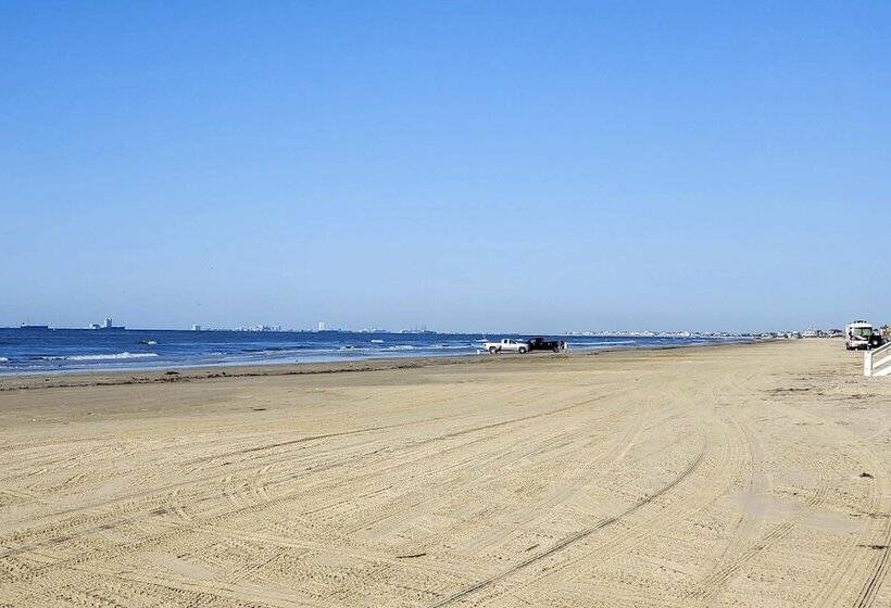 Modern Crystal Beach Escape   225 Feet To Shore!