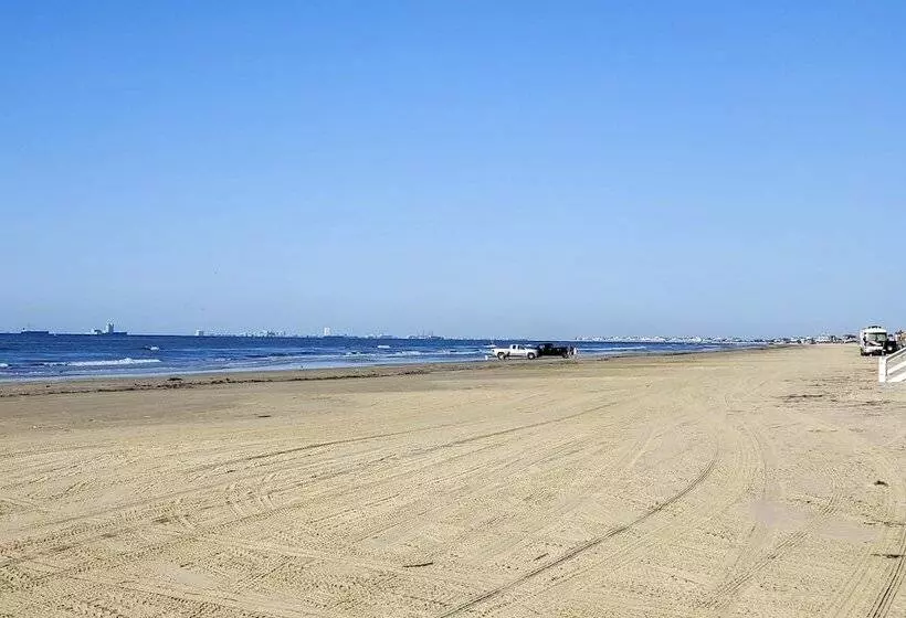 Modern Crystal Beach Escape   225 Feet To Shore!