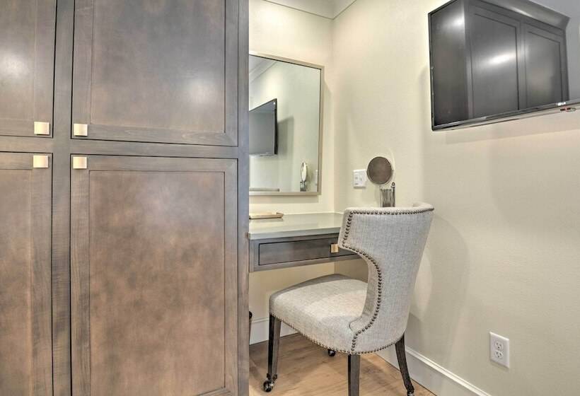 Updated & Modern House < 1 Mi To Dtwn Bentonville!