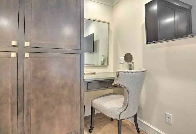 Updated & Modern House < 1 Mi To Dtwn Bentonville!