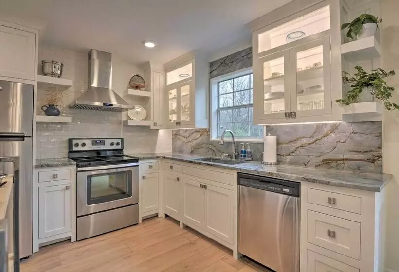 Updated & Modern House < 1 Mi To Dtwn Bentonville!