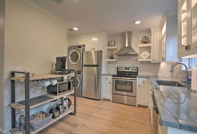 Updated & Modern House < 1 Mi To Dtwn Bentonville!