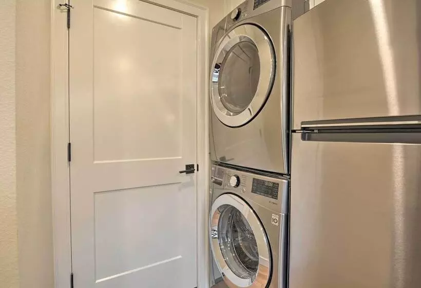 Updated & Modern House < 1 Mi To Dtwn Bentonville!