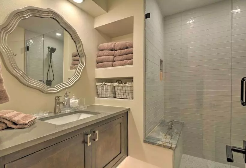 Updated & Modern House < 1 Mi To Dtwn Bentonville!