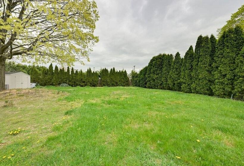 North Babylon Home, Near Belmont Lake State Park!