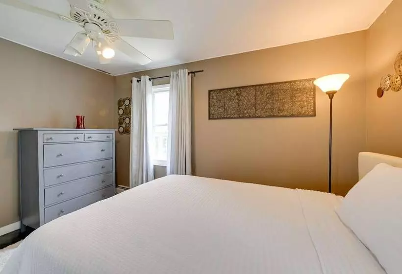 North Babylon Home, Near Belmont Lake State Park!