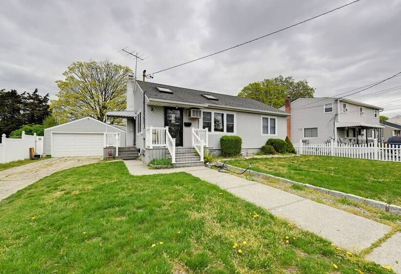 North Babylon Home, Near Belmont Lake State Park!